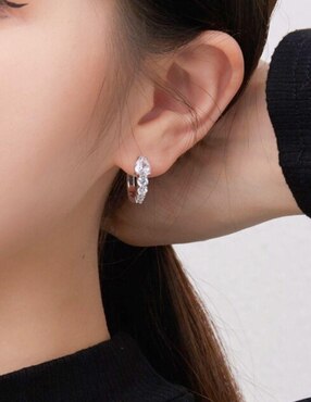 Arracadas ovalados Yoiko Victoria Silver de plata P 925 con acabado baño rodio zirconia