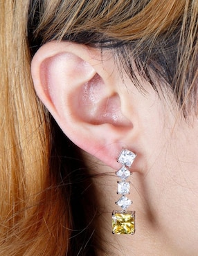 Aretes largos Yoiko Soleil con acabado baño rodio zirconia
