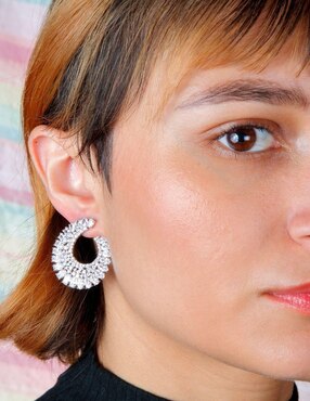 Broqueles Yoiko Zelisse con acabado baño rodio zirconia