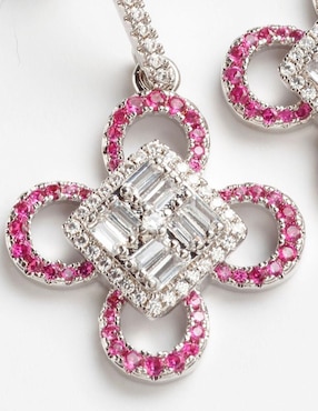 Aretes largos Yoiko Amarisse con acabado baño rodio zirconia