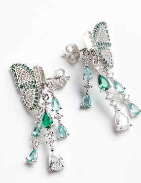 Aretes largos de mariposa Yoiko Maravielle con acabado baño rodio zirconia