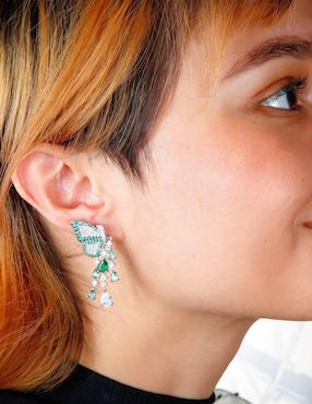 Aretes largos de mariposa Yoiko Maravielle con acabado baño rodio zirconia