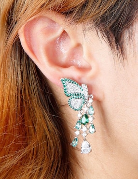 Aretes largos de mariposa Yoiko Maravielle con acabado baño rodio zirconia