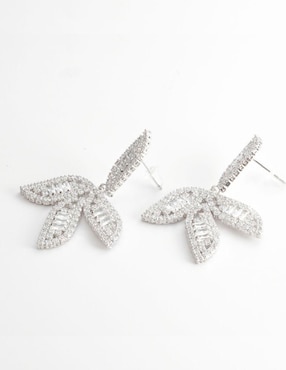 Aretes largos de hoja Yoiko Lyselle con acabado baño rodio zirconia