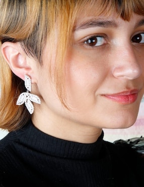 Aretes largos de hoja Yoiko Lyselle con acabado baño rodio zirconia