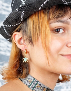 Aretes cortos de tortuga Yoiko Turtalys baño de oro 18 k