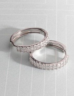 Aretes arracadas circular Yoiko Brillanza con acabado baño rodio zirconia