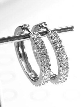 Aretes arracadas circular Yoiko Brillanza con acabado baño rodio zirconia