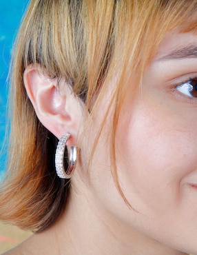 Aretes arracadas circular Yoiko Brillanza con acabado baño rodio zirconia