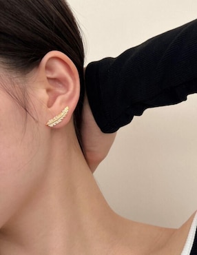 Aretes largos de hoja Yoiko Aurea de plata P 925 con acabado baño de oro zirconia
