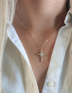 Collar con dije de cruz Tuluxe