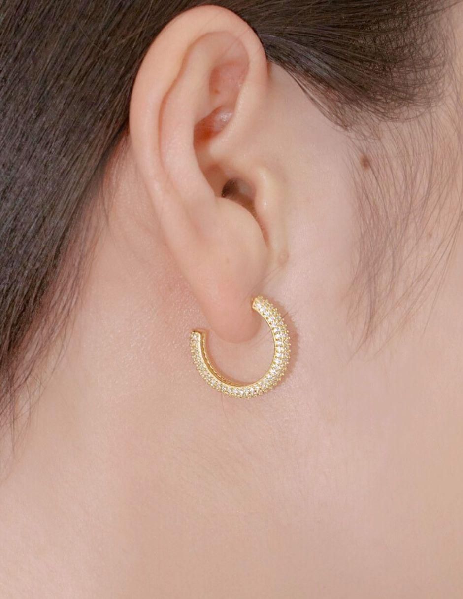 Aretes de aro de media luna Camila Gold de plata P 925 con acabado baño de oro zirconia 4