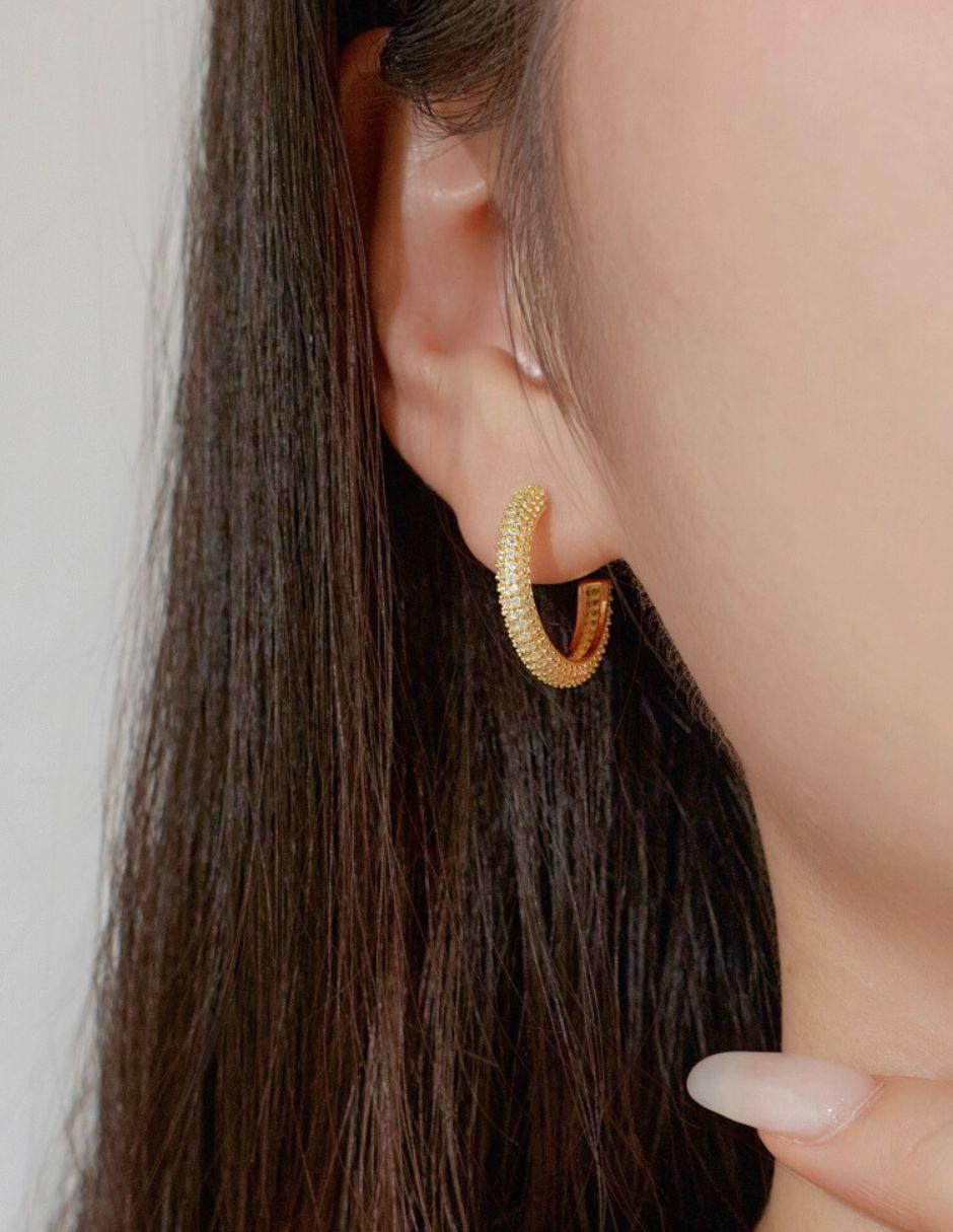 Aretes de aro de media luna Camila Gold de plata P 925 con acabado baño de oro zirconia 5