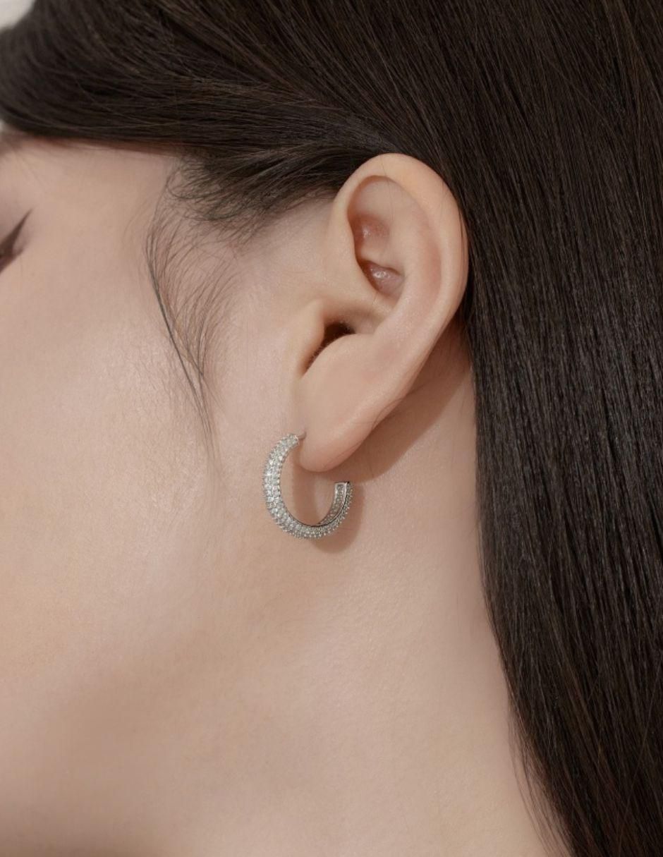 Aretes de aro de media luna Valeria Silver de plata P 925 con acabado baño rodio zirconia 5