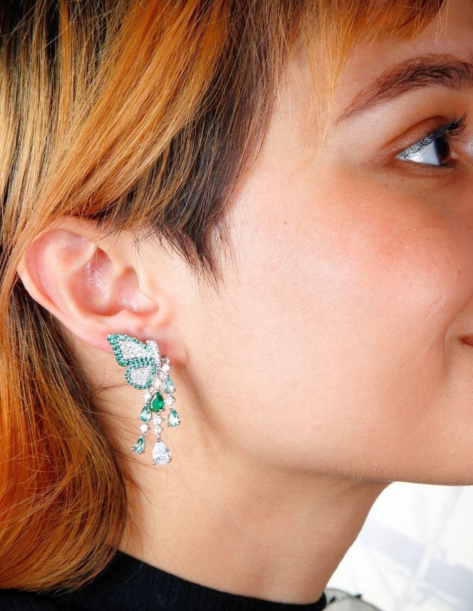 Aretes largos de mariposa Maravielle con acabado baño rodio zirconia 4