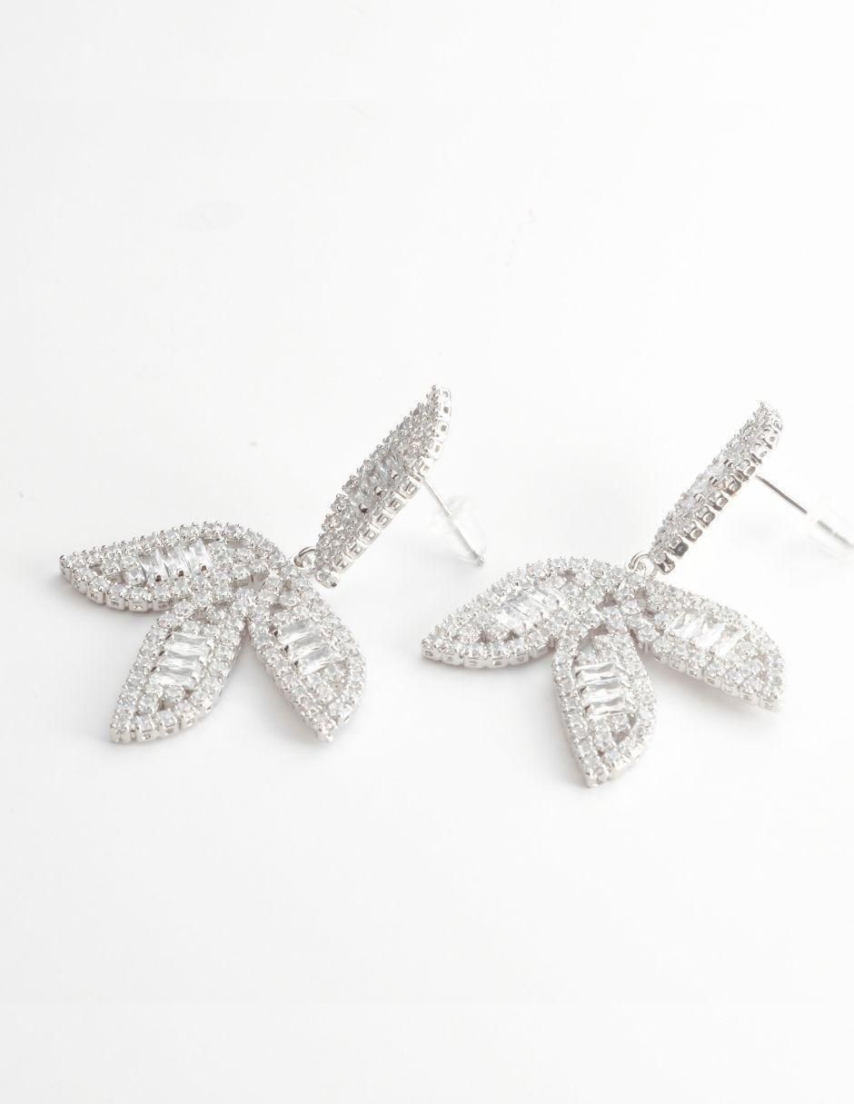 Aretes largos de hoja Lyselle con acabado baño rodio zirconia 2