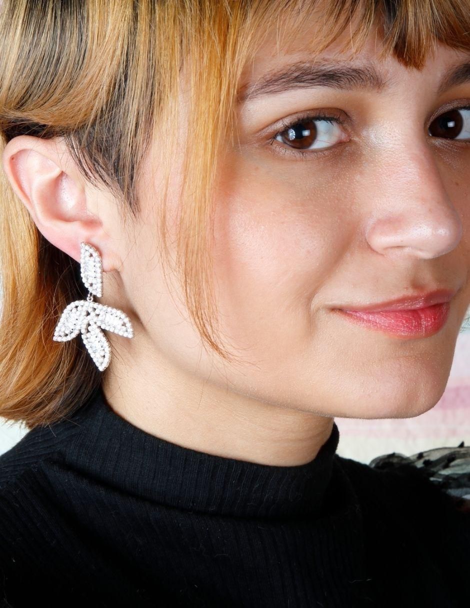 Aretes largos de hoja Lyselle con acabado baño rodio zirconia 3