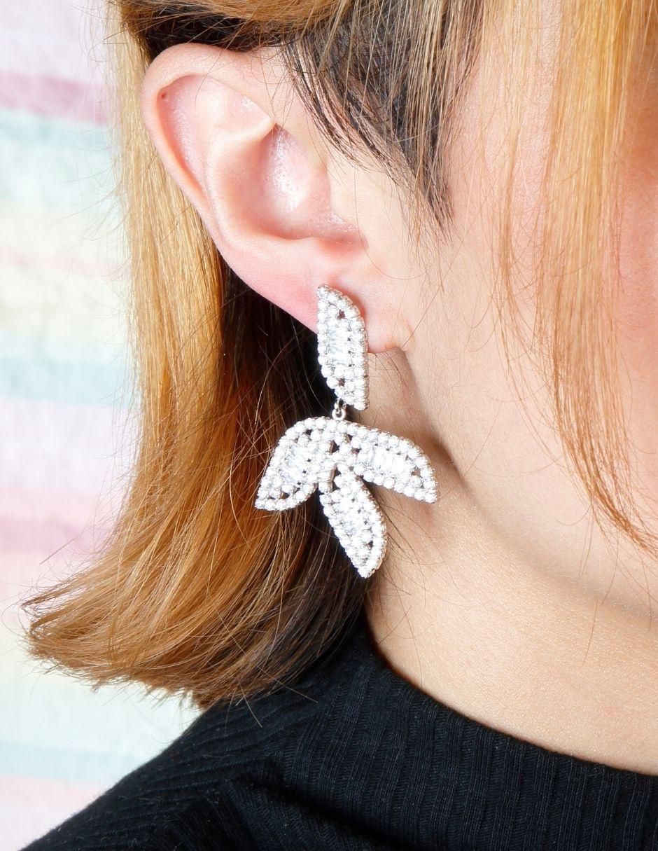 Aretes largos de hoja Lyselle con acabado baño rodio zirconia 4