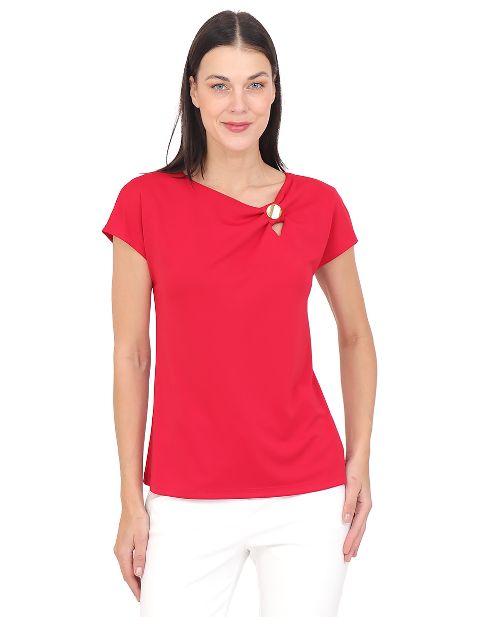 Playera manga corta cuello asimétrico para mujer