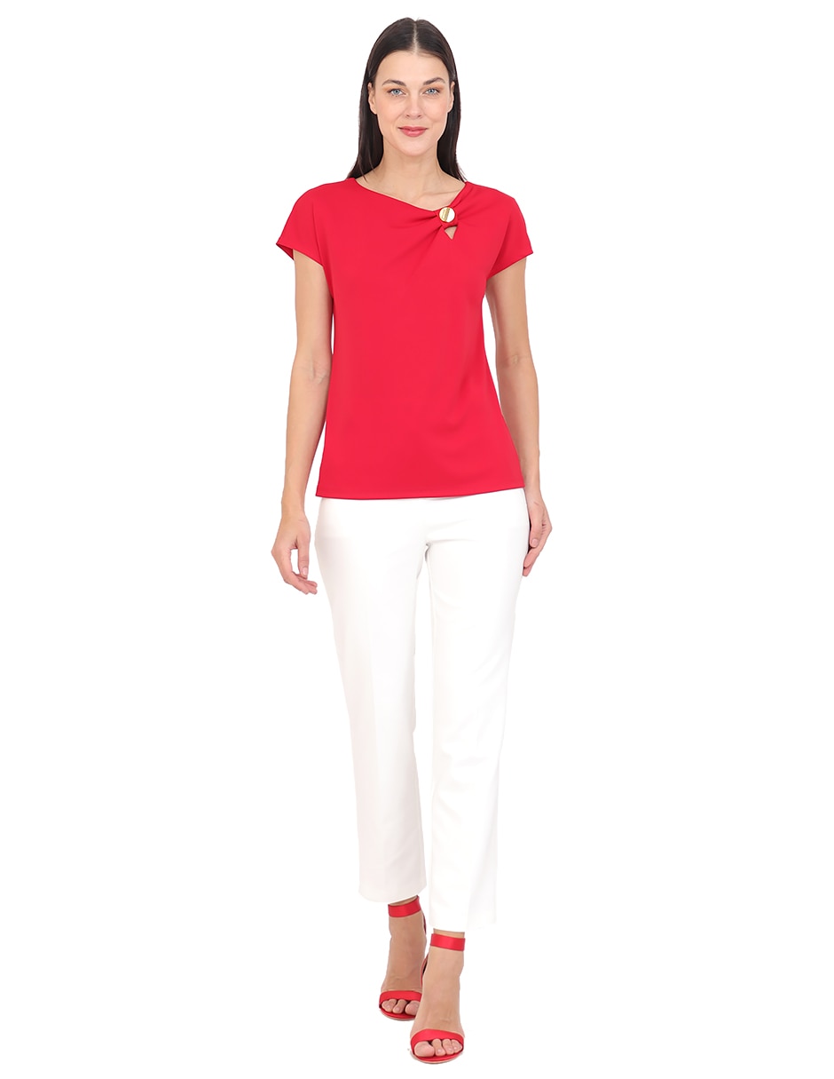 Playera manga corta cuello asimétrico para mujer 3