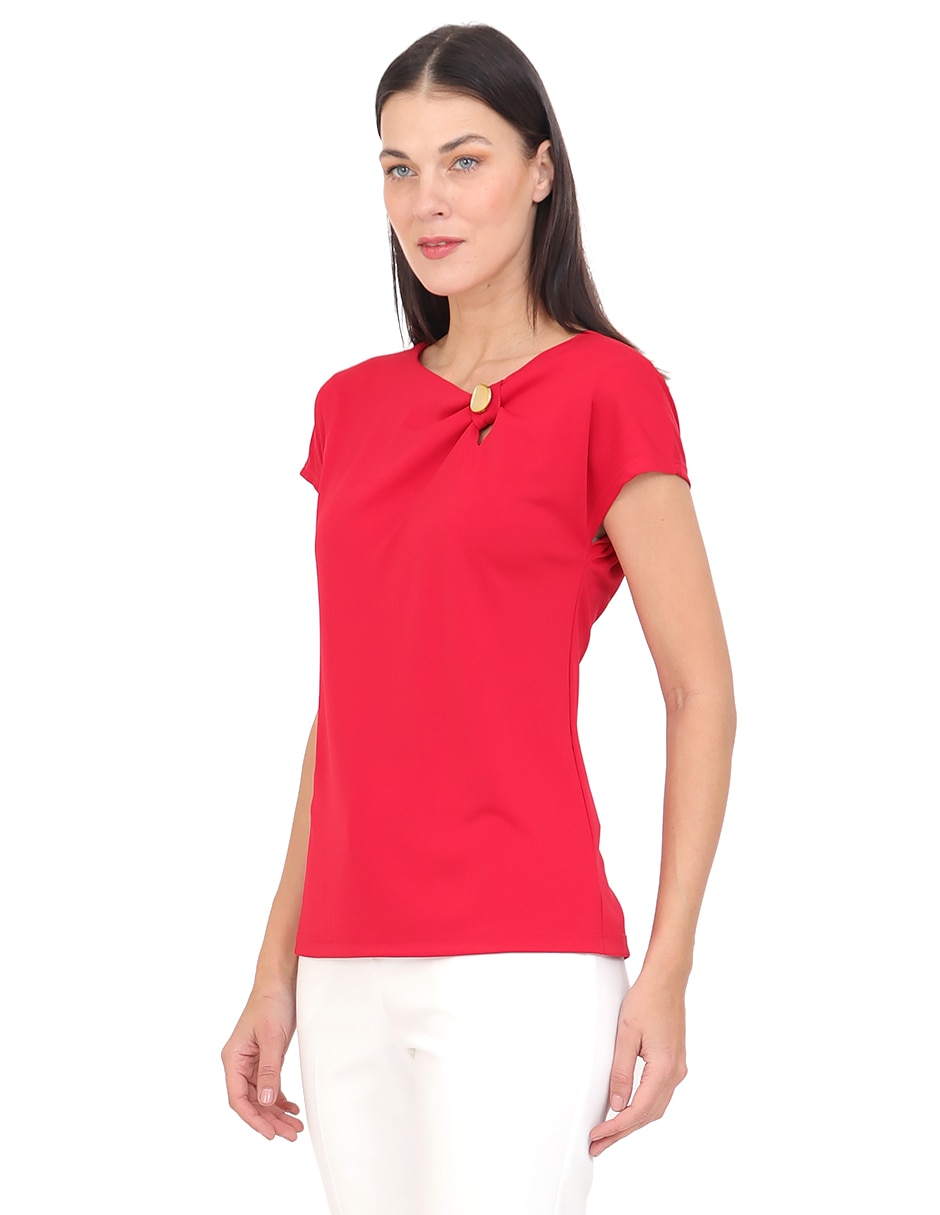 Playera manga corta cuello asimétrico para mujer 4