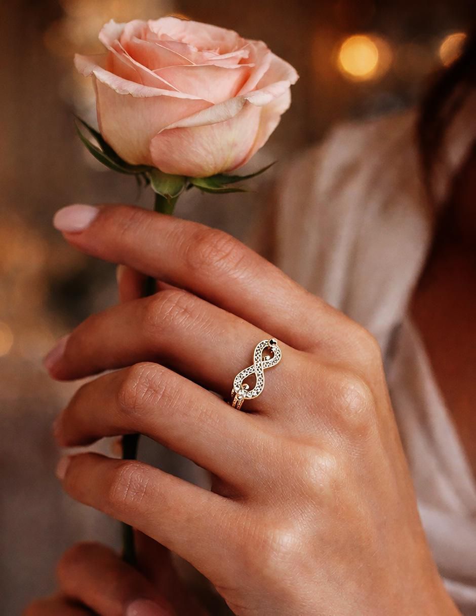 Anillo de infinito Eterno con acabado baño de oro 18 K zirconia 5